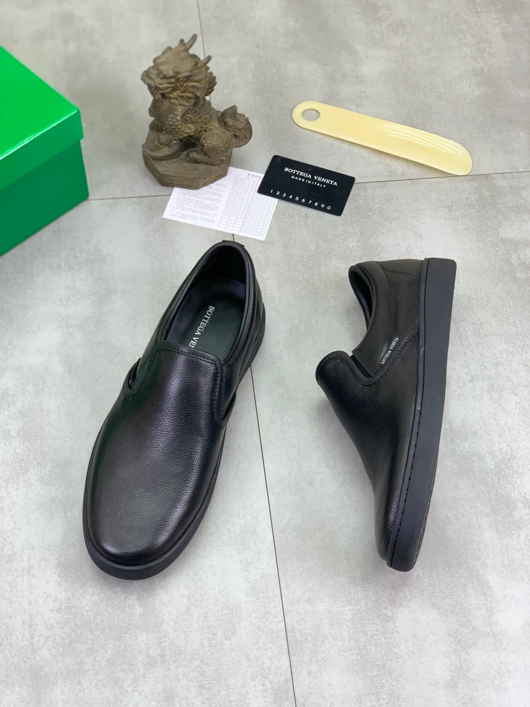 Men's shoes 💰P520 [New model] Water-dyed cow leather 💰High-quality business casual shoes 💎💎💎 BOTTEGA VENETA official website synchronizes the latest top version of BV in the market, accepts material comparison, shoe type comparison, process comparison, practical and textured, versatile and suitable for any occasion, the more you look at it, the more flavorful it becomes. Pure hand-woven craftsmanship - Upper material, hand-woven calfskin imported from Italy 🇮🇹 - High-quality water-dyed cowhide lining - Original private model customized outsole -Size: 39-45 Color: black or brown optional